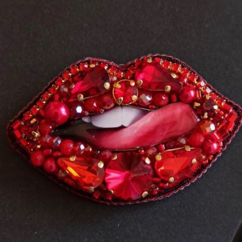 Handmade red crystal lips brooch💄👄